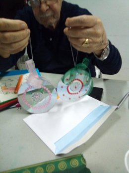 Un enfermo de Parkinson en un taller de actividades de la Asociación previo a la COVID-19