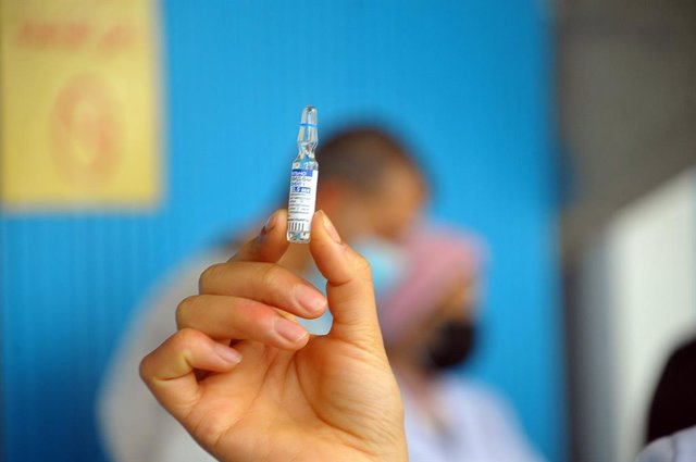 Imagen de archivo de un vial de la vacuna contra la COVID-19.