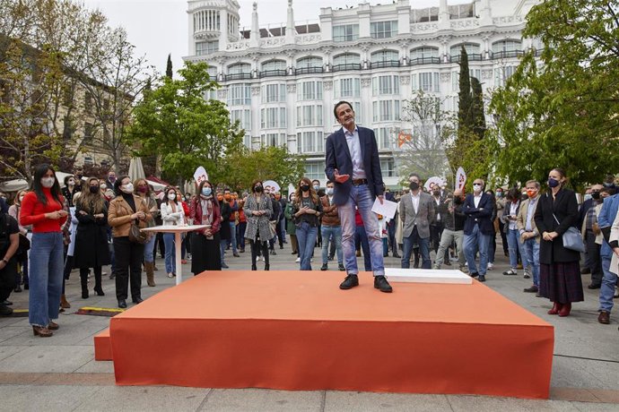El portavoz parlamentario de Ciudadanos, Edmundo Bal durante su presentación como candidato a la presidencia de la Comunidad de Madrid en la Plaza de Santa Ana, en Madrid (España), a 27 de marzo de 2021. 
