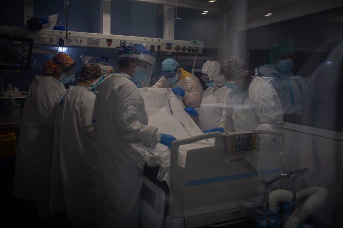 Archivo - Arxiu - Treballadors sanitaris protegits atenen a un pacient en l'Unitat de Vigilncia intensiva --UCI-- de l'Hospital del Mar, a Barcelona.