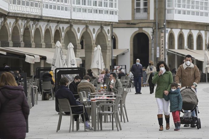Varias personas en la terraza de un restaurante, en A Coruña, Galicia (España), a 19 de marzo de 2021. A Coruña se encuentra en el nivel medio de restricciones, en el que la hostelería cerrará a las 21 horas como en toda la comunidad, pero el aforo en e