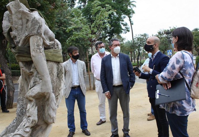Visita del alcalde al Parque de María Luisa para comprobar los trabajos de restauración en las Victorias Aladas