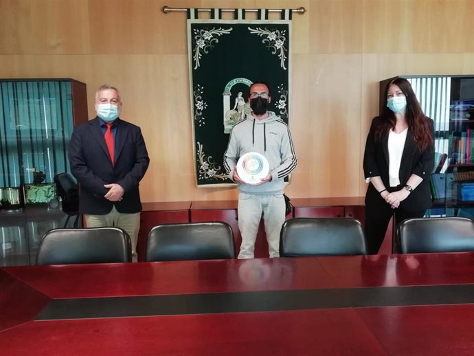 Entrega del distintivo 'Andalucía, calidad artesanal' a Roberto Lozano