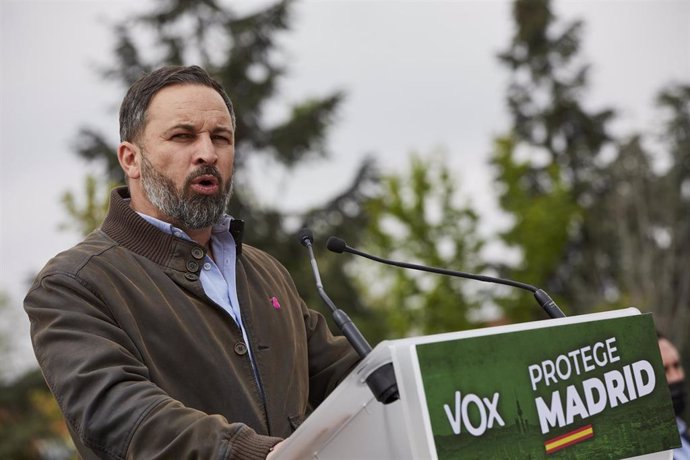 El líder nacional de Vox, Santiago Abascal, en un mitin en la Plaza de la Vicalvarada, en Vallecas (Madrid), este 8 de abril