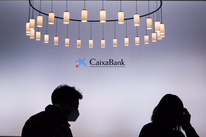 Dos personas a su llegada a una reunión del nuevo Consejo de Administración de CaixaBank, en Valencia, Comunidad Valenciana, (España), a 30 de marzo de 2021. El encuentro se produce tras el cierre de la fusión con Bankia el pasado 26 de marzo.