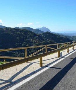 Senda peatonal en el margen de la carretera de Genalguacil para garantizar la seguridad vial de los peatones que se desplazan por estas vías provinciales