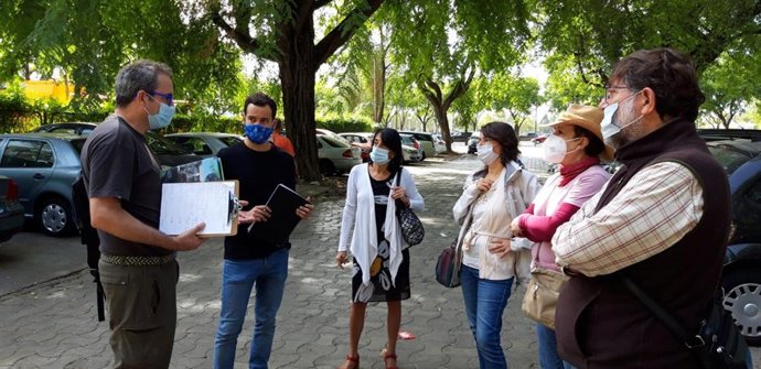 El portavoz adjunto de Adelante Sevilla, Daniel González Rojas,con vecinos del entrono del Parque de los Príncipes de Sevilla
