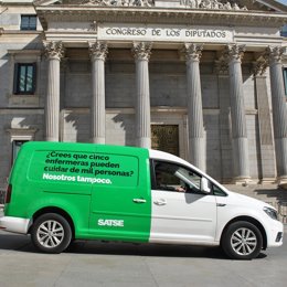 Una furgoneta de Satse frente al Congreso de los Diputados