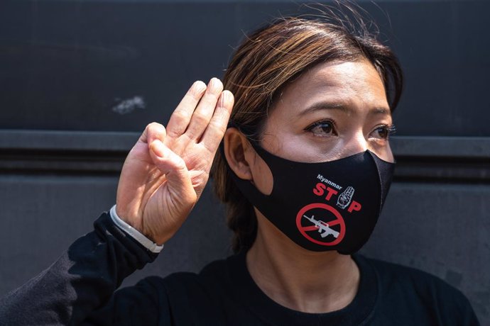 10 April 2021, South Korea, Seoul: A protester makes a three-finger salute during a demonstration outside the Chinese embassy in Seoul condemning the Chinese government for supporting the Myanmar Military Coup. Photo: Simon Shin/SOPA Images via ZUMA Wir