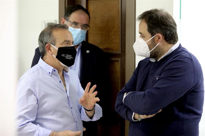 El presidente regional del PP, Paco Núñez, con la Asociación Parkinson Cuenca.