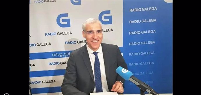 Archivo - Francisco Conde, conselleiro de Economía e Industria, en una entrevista en la Radio Galega