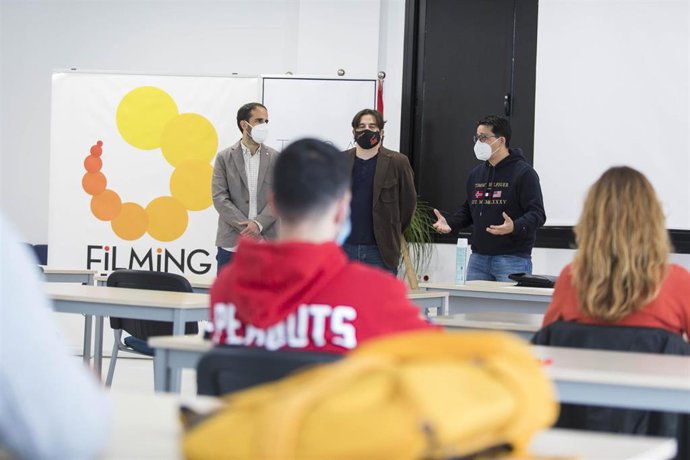 Manuel Guzmán Diputado de Cultura y Cine inaugura el curso de prevención de riesgos laborales de TESA impartido por Jordi Sánchez. Joaquín Ortiz vocal de TESA.