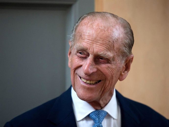 Archivo - Prince Philip, Duke of Edinburgh, smiles after unveiling a plaque at the end of his visit to Richmond Adult Community College in Richmond on June 8, 2015 in London, England.