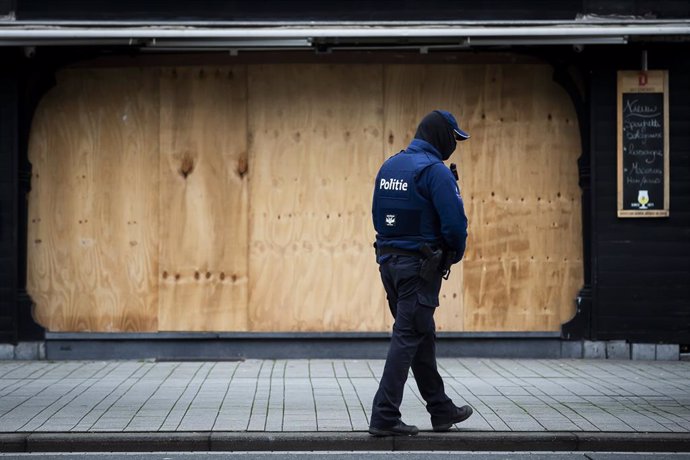 Archivo - 30 January 2021, Belgium, Turnhout: A police officer stands guard at an empty street as part of the police preparations to stop any possible riots regarding the coronavirus measures. Photo: Kristof Van Accom/BELGA/dpa