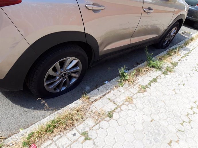 Rueda pinchada de un vehículo como consecuencia de un acto vandálico