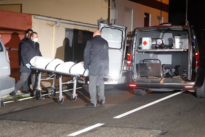 Archivo - Operarios de una funeraria llevan un cadáver