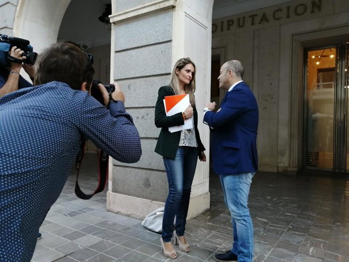 Archivo - El portavoz provincial de Ciudadanos (Cs) y vicepresidente del Parlamento de Andalucía, Julio Díaz, y la diputada provincial de Cs, María Ponce.