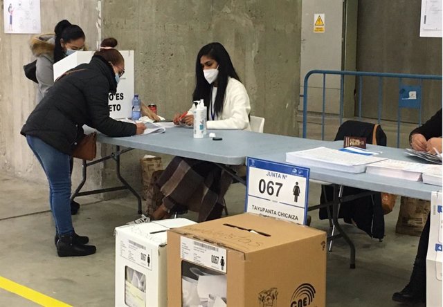 Una persona ecuatoriana residente en Cataluña vota en los comicios presidenciales de Ecuador en un pabellón de la Fira de Barcelona