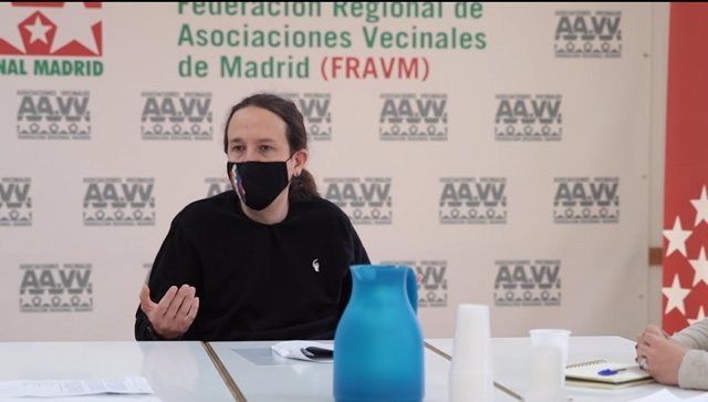 El candidato de Podemos a la Presidencia de la Comunidad de Madrid, Pablo Iglesias, tras mantener una reunión con la FRAVM