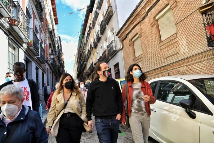 El candidato de Unidas Podemos a la Presidencia de la Comunidad de Madrid, Pablo Iglesias, junto a las miembros de su lista Isa Serra y Alejandra Jacinto, durante su visita a Lavapiés para encontrarse con representantes de la FRAVM