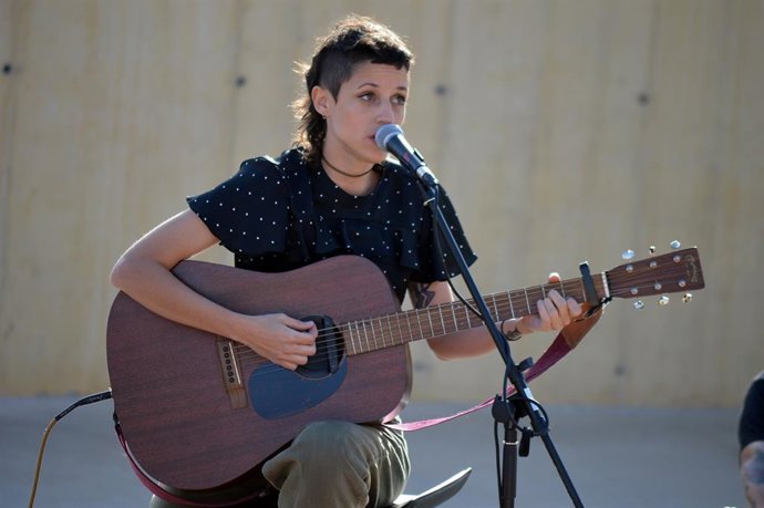 Travis Birds durante un concierto