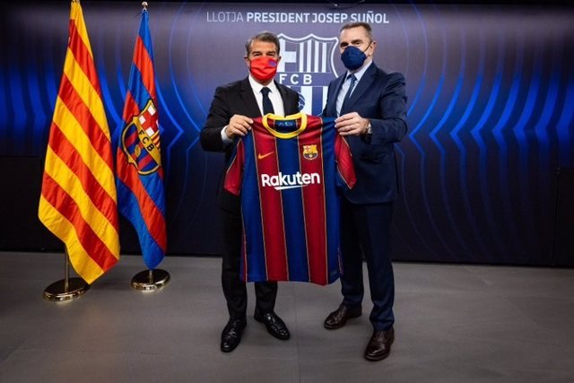 El presidente del CSD, José Manuel Franco, junto al presidente del FC Barcelona, Joan Laporta, en el Camp Nou