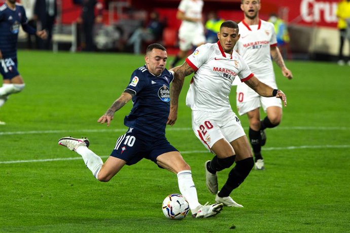 Archivo - Iago Aspas of Celta and Diego Carlos of Sevilla during LaLiga, football match played between Sevilla Futbol Club and Real Club Celta de Vigo at Ramon Sanchez Pizjuan Stadium on November 21, 2020 in Sevilla, Spain.