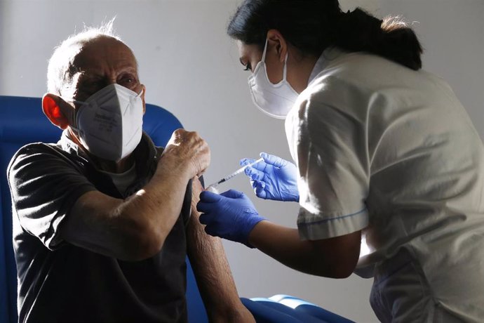 Archivo - Un hombre recibe la vacuna contra la COVID-19 en la capital de Italia, Roma. 