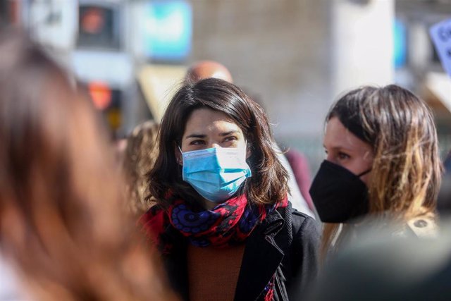 La número dos de Podemos en las elecciones a la Comunidad de Madrid, Isa Serra, participa en una concentración de afectados por la venta de viviendas a Encasa Cibeles, del fondo buitre Goldman Sachs, en la Puerta del Sol, a 7 de abril de 2021, en Madrid (