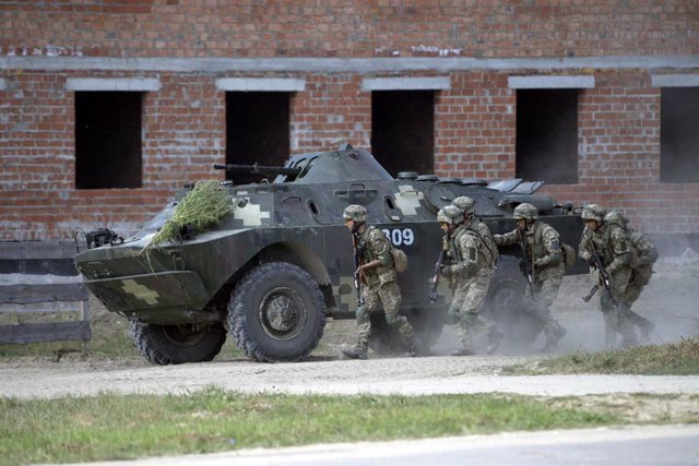 Archivo - 17 September 2020, Ukraine, Yavoriv: Soldiers walk behind an Armoured personnel carrier military vehicle during Rapid Trident 2020 military exercise at the International Peacekeeping and Security Center (IPSC) near Yavoriv, Lviv Region. Photo: