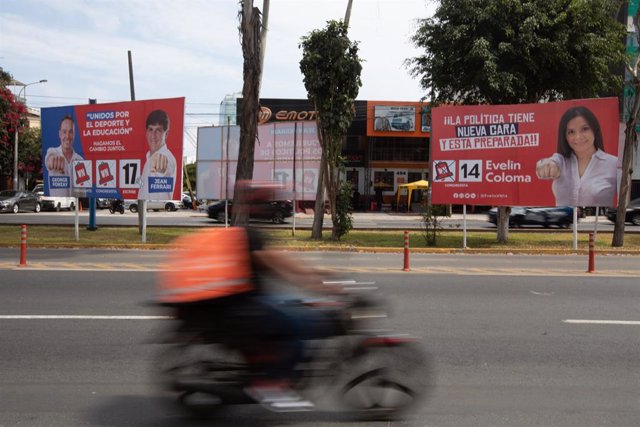 Vallas publicitarias durante la campaña para las elecciones generales en Perú