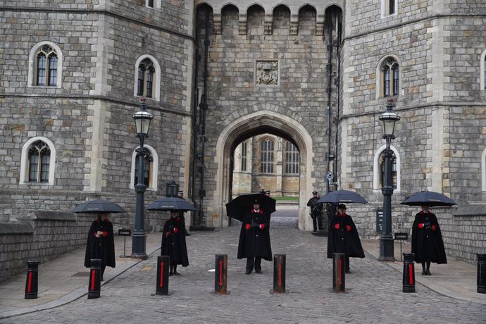 11 April 2021, United Kingdom, Windsor: Staff stand outside the Henry VIII Gate at Windsor Castle, after the death of Prince Philip, the Duke of Edinburgh, at the age of 99. Photo: Steve Parsons/PA Wire/dpa