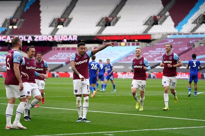 11 April 2021, United Kingdom, London: West Ham United's Jesse Lingard (C) celebrates scoring his side's first goal with teammates during the English Premier League soccer match between West Ham United and Leicester City at the London Stadium. Photo: Jo