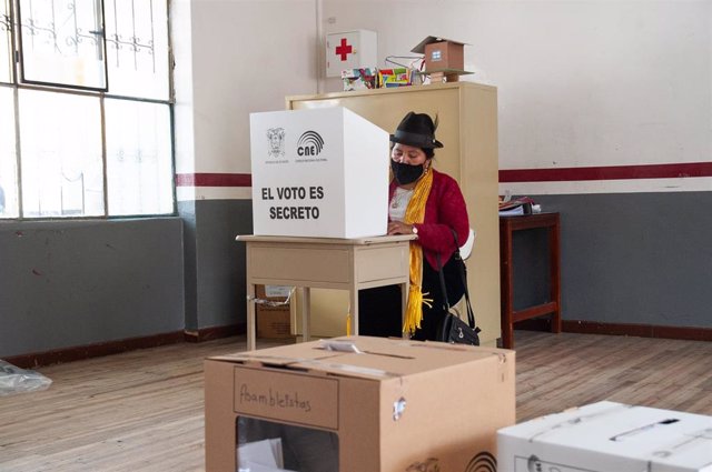 Archivo - Imagen de archivo de una mujer ecuatoriana votando en la primera vuelta.