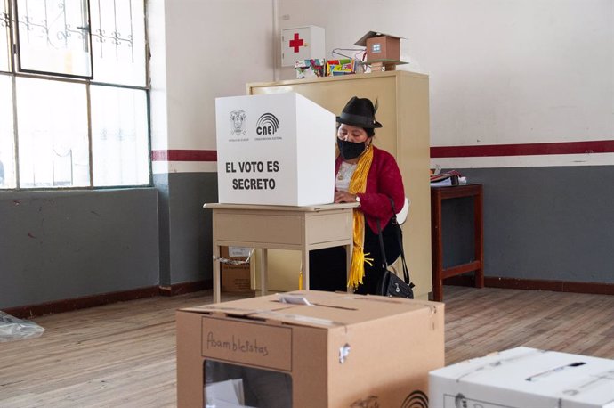 Archivo - 07 February 2021, Ecuador, Quito: A voter casts her vote into a ballot box during the presidential election. More than 13 million people were called on Sunday to vote for the new head of state of the South American country and the deputies of 