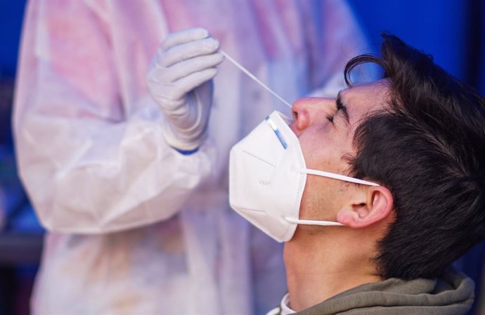 10 April 2021, Colombia, Bogota: A health worker takes a swab from a man for a coronavirus (COVID-19) test. Bogota enters a three-day lockdown from Saturday to Tuesday due to the increase in COVID-19 cases. Photo: Daniel Garzon Herazo/ZUMA Wire/dpa