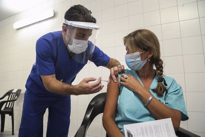 Archivo - Una enfermera recibe una dosis de vacuna contra el coronavirus en la ciudad de Rosario(Argentina).