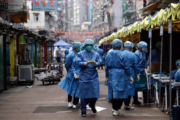 Archivo - 23 January 2021, China, Hong Kong: Medical team work at Temple Street on Yau Tsim Mong district where unprecedented lockdown has been declared early this morning by Hong Kong government in order to carry out compulsory coronavirus (Covid-19) t