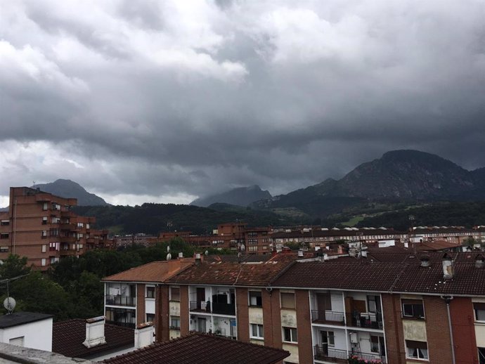 Archivo - Nubes en Euskadi