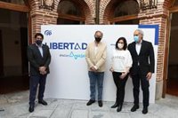 Ayuso avanza que reducirá el número de consejerías de 13 a 10 y que contaría con gestores de Cs y Vox