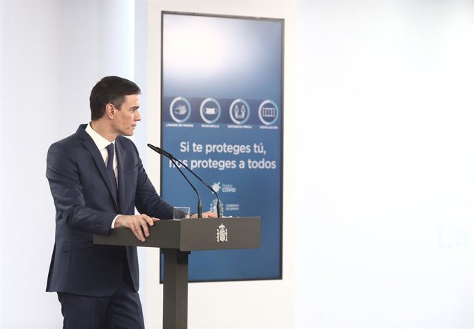 El presidente del Gobierno, Pedro Sánchez, ofrece una rueda de prensa en Moncloa, tras la celebración del Consejo de Ministros, a 6 de abril de 2021, en Madrid (España). Durante su la rueda, el jefe del Ejecutivo ha informado del desarrollo del plan de 