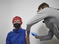 Médicos aconsejan recibir la segunda dosis de AstraZeneca "cuando corresponda" e independientemente de la edad