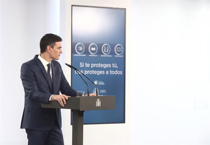 El presidente del Gobierno, Pedro Sánchez, ofrece una rueda de prensa en Moncloa, tras la celebración del Consejo de Ministros, a 6 de abril de 2021, en Madrid (España). Durante su la rueda, el jefe del Ejecutivo ha informado del desarrollo del plan de 