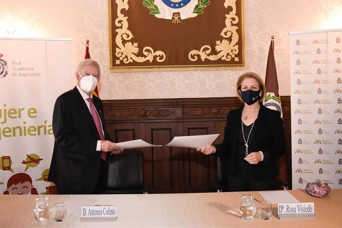 Antonio Colino, presidente de la Real Academia de Ingeniería, y Rosa Visiedo, rectora de la Universidad CEU San Pablo, en la firma del convenio entre ambas instituciones