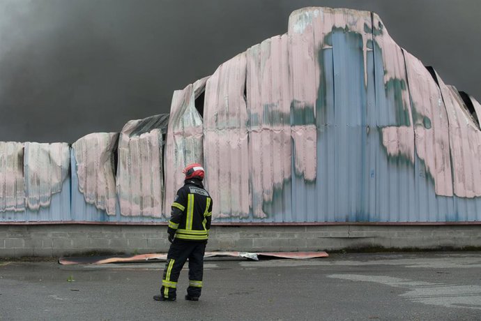 Bomberos trabajan en la extinción de un incendio en el Polígono Industrial Ceao, a 11 de abril de 2021, en Lugo, Galicia (España). 