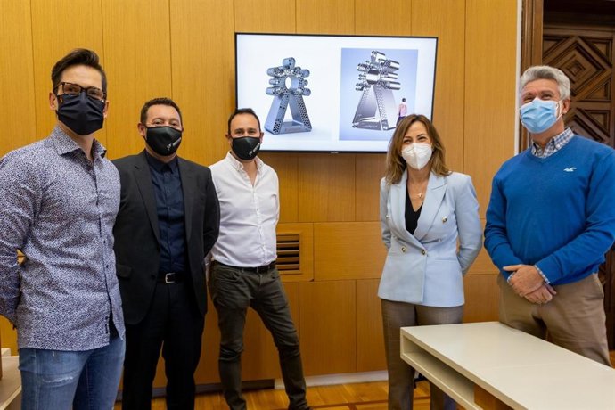 Presentación de la estructura de la virgen del Pilar, de 4 metros de altura, que será el nuevo icono floral de Zaragoza