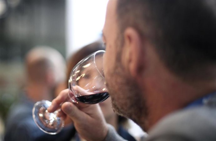 Archivo - Un hombre bebe una copa del vino