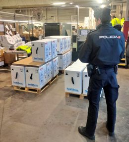 La Comunitat Valenciana recibe más dosis de la vacuna de Pfizer contra la Covid-19 y las fuerzas de seguridad custodian el traslado