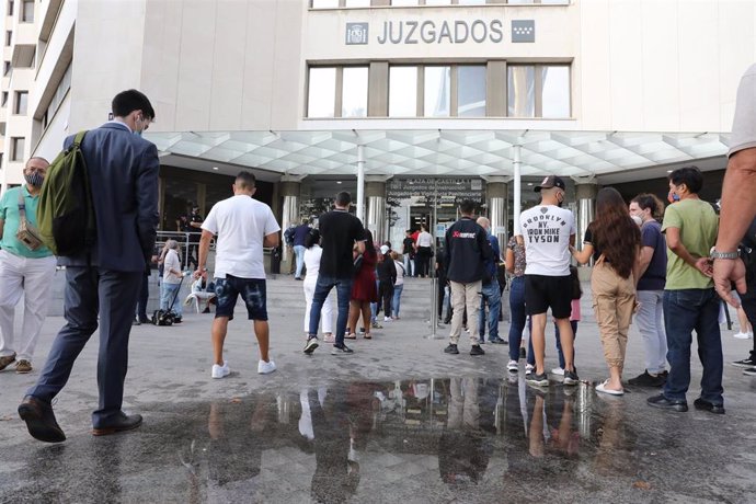 Archivo - Personas haciendo cola en los Juzgados de Plaza de Castilla, en Madrid (España).