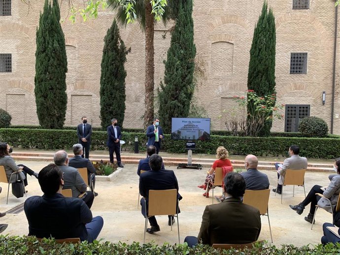 Díez de Revenga, durante la presentación del Plan de Acción de la Estrategia de Arquitectura y Construcción Sostenible de la Región de Murcia (EACS) a la que han asistido los principales representantes del sector.